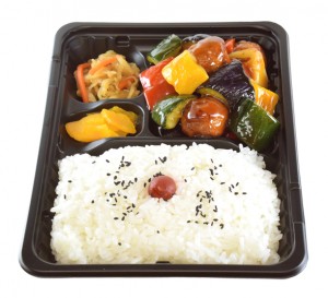 鶏団子と野菜の黒酢あん弁当　520円（税込み561.6円）